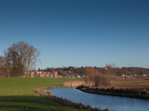 Zijriviertje, met de Grebbedijk en een deel van een woonwijk in Wageningen