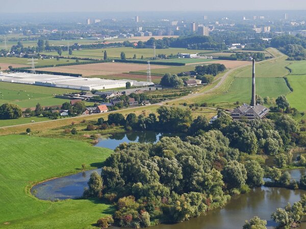 Luchtfoto van de oude steenfabriek en het groen er omheen