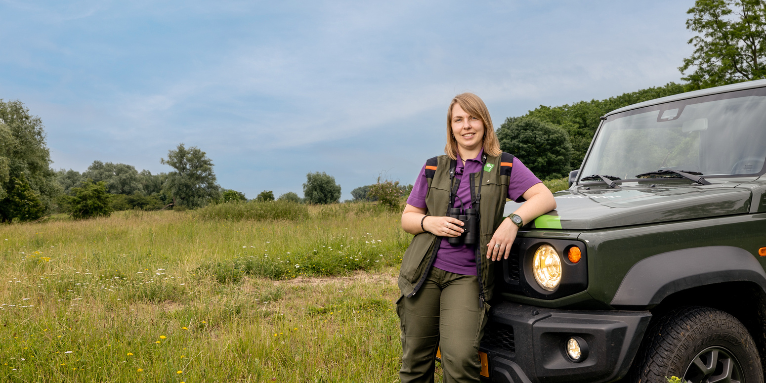 Foto van Silvia Blom, senior boswachter publiek bij Staatsbosbeheer in de uiterwaarden bij de Grebbedijk